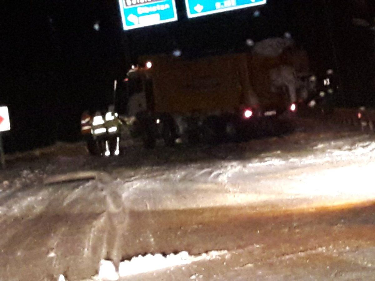 Kar küreme aracı kaza yaptı, yol bir süre trafiğe kapandı