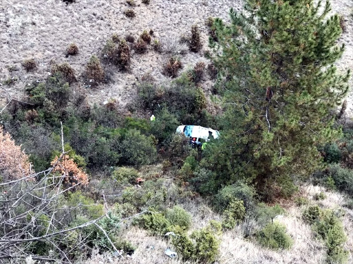 Karabük\'te kanyona devrilen otomobilin sürücüsü ağır yaralandı