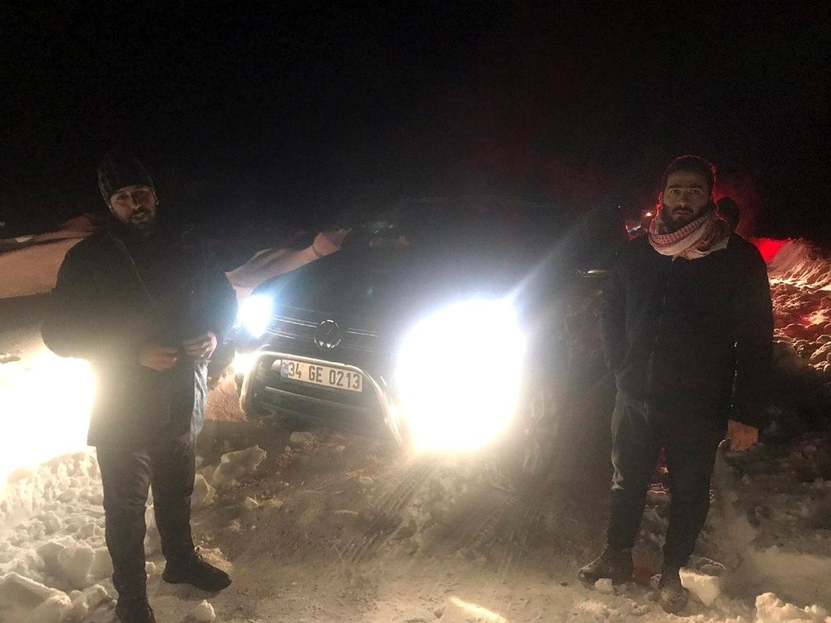 Karda mahsur kalan 4 Suriyeli\'yi jandarma ve itfaiye ekipleri kurtardı