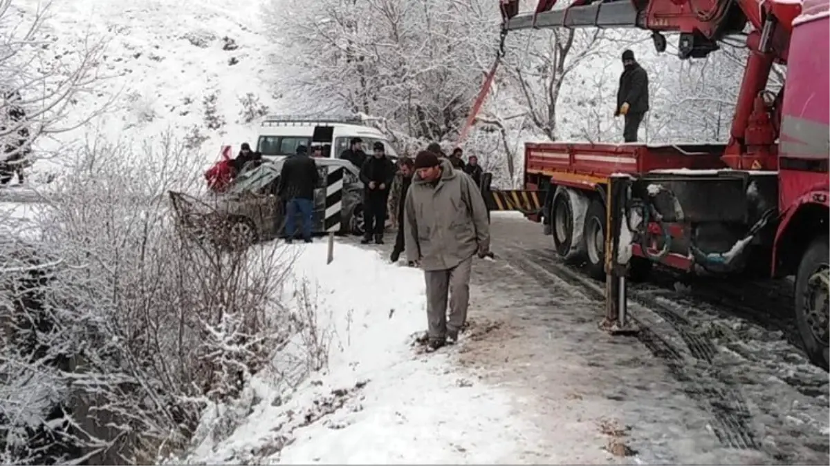 Karlı yolda faciadan dönüldü: 3 yaralı