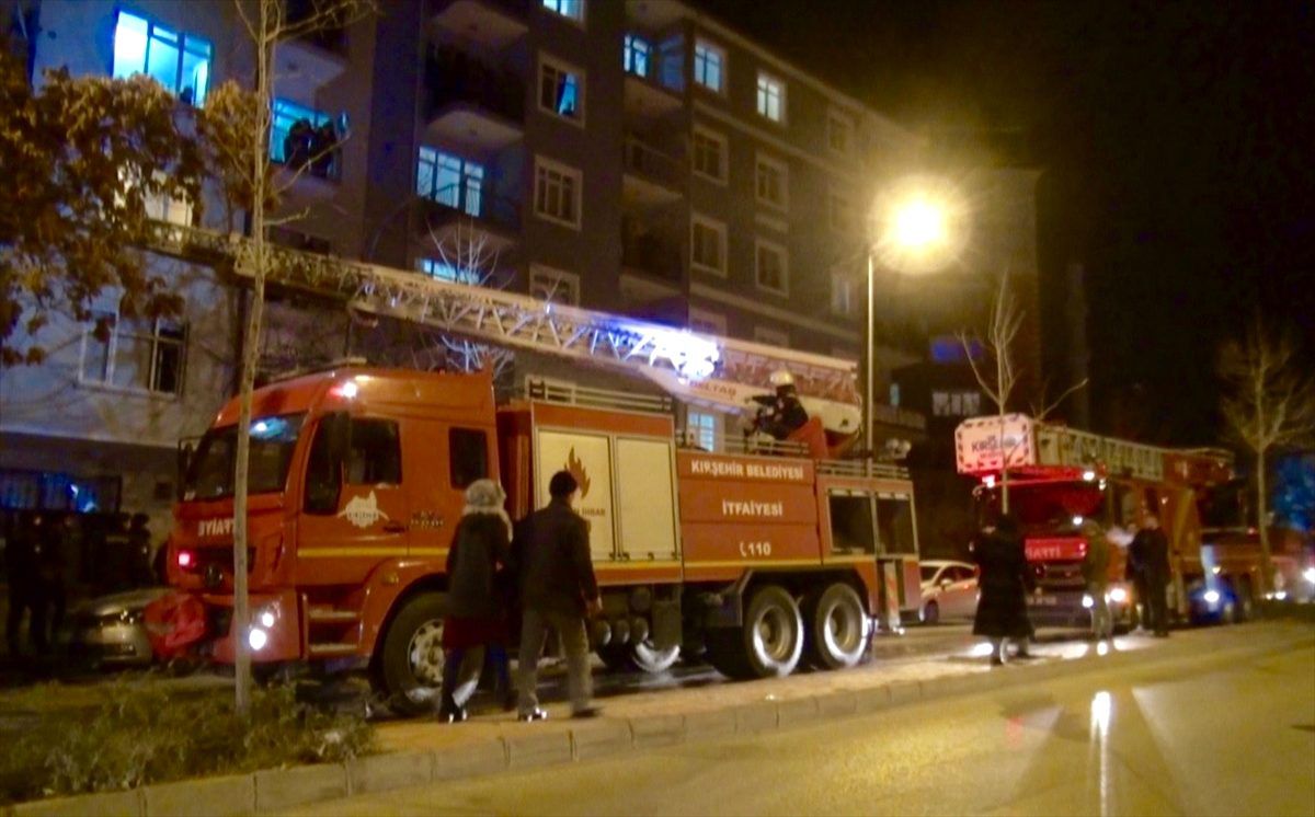 Kırşehir\'de apartmandaki yangında dumandan etkilenen 3 kişi tedavi altına alındı