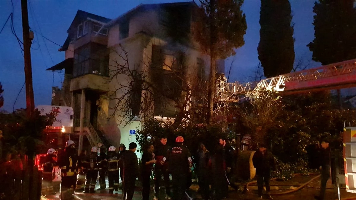 Kocaeli\'de 3 katlı binada çıkan yangında 2 kişi yaralandı