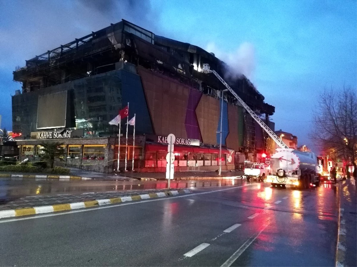 Kocaeli\'deki AVM yangınında havanın aydınlanmasıyla hasar gün yüzüne çıktı