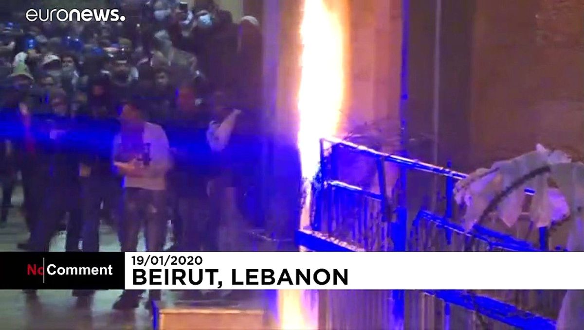 Lübnan\'da polis ve protestocular arasında çıkan çatışmalarda 530 kişi yaralandı
