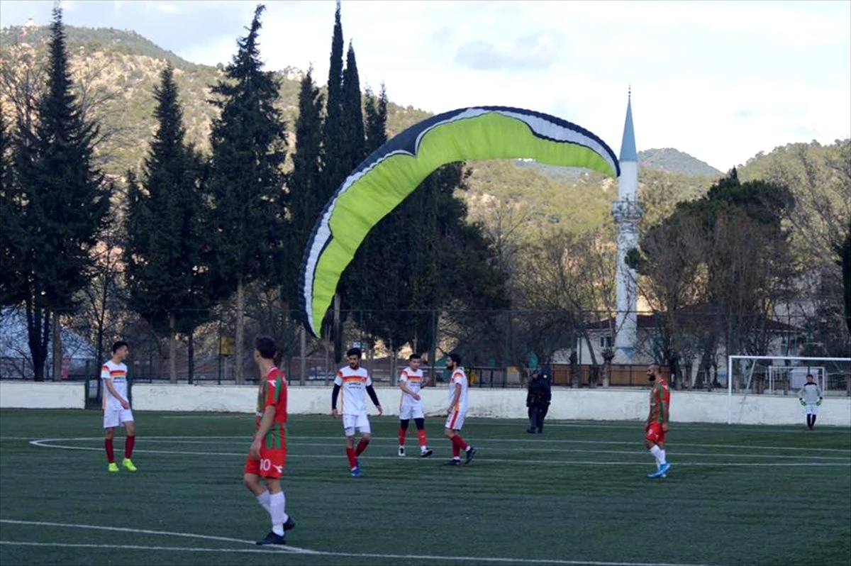 Maç sırasında sahaya inen yamaç paraşütçüsüne kırmızı kart