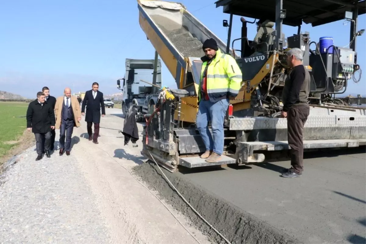 Manisa\'da kışa rağmen yol yapım çalışmalarına devam ediyor