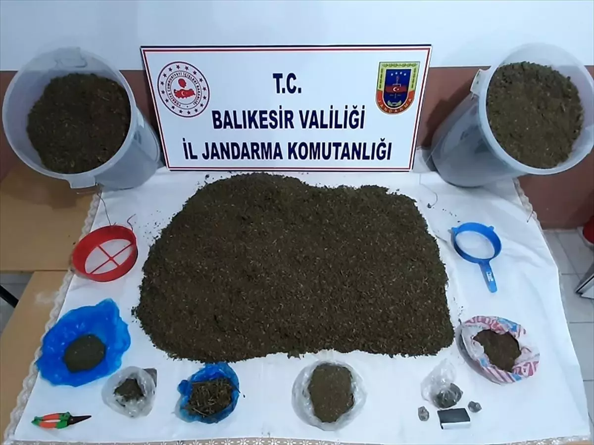 Ormana gizlenen bidonlarda 30 kilogram uyuşturucu ele geçirildi