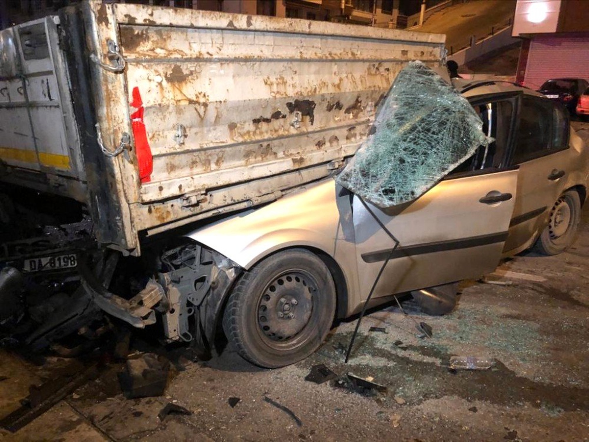 Otomobil tır\'ın altına girdi: 1 ağır yaralı