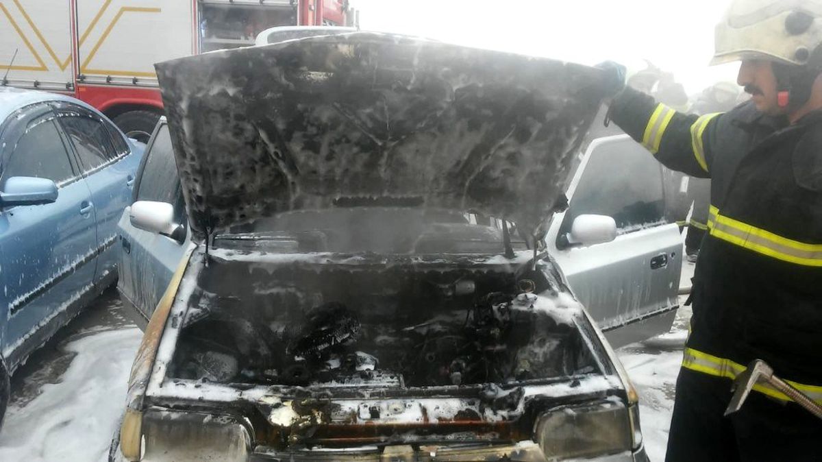 Otomobilde çıkan yangın itfaiye tarafından söndürüldü