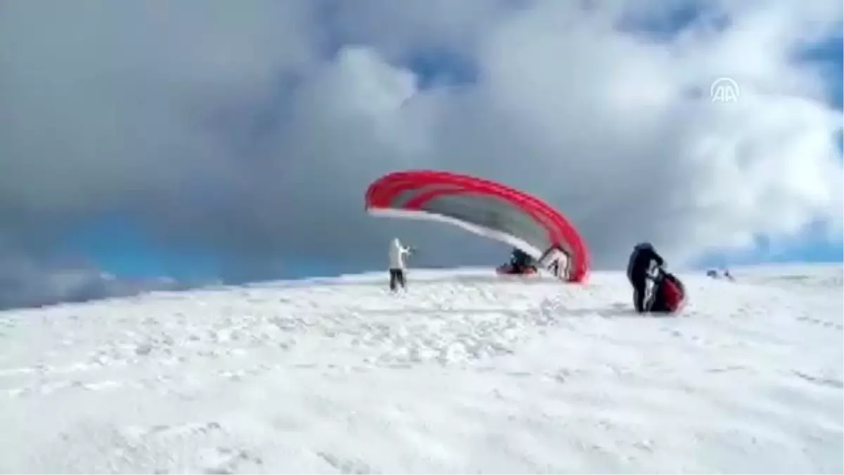 Paraşütçüler, Sakarya\'nın zirvesinde uçtu