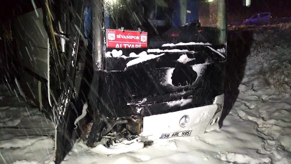 Sivasspor\'un altyapı oyuncularını taşıyan otobüs şarampole indi: 7 yaralı