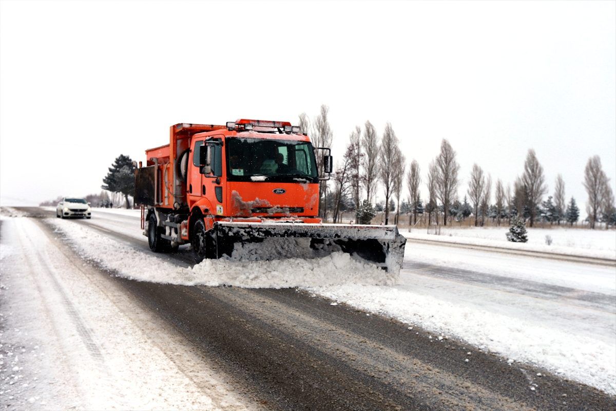 Tokat\'ta kar yağışı ulaşımda aksamalara yol açtı
