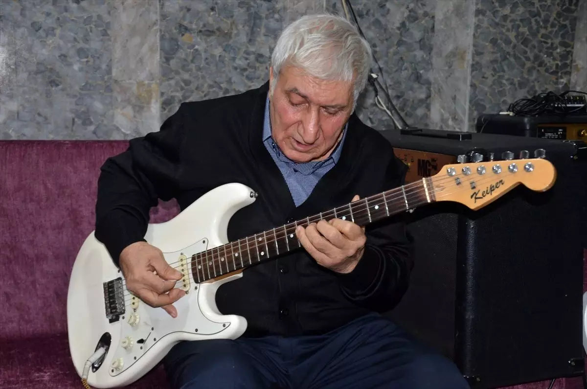 Ünlülerin gitaristi huzurevinde müzikle yaşama tutundu