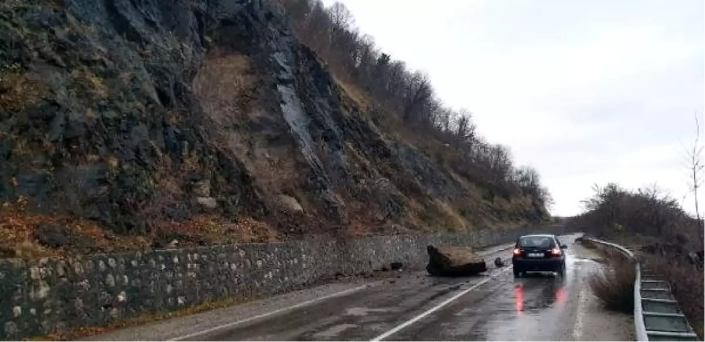 Yamaçtan kopan kaya yola düştü