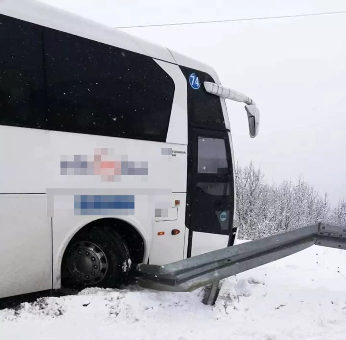 Yolcu otobüsünün şarampole yuvarlanmasını bariyerler engelledi