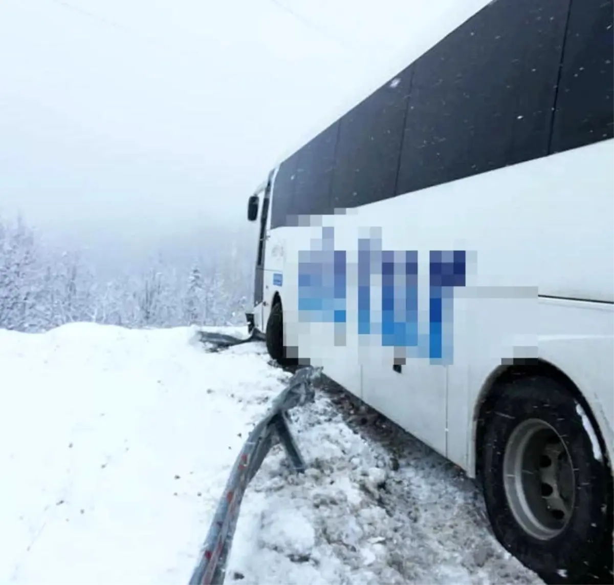 Yolcu otobüsünün şarampole yuvarlanmasını bariyerler engelledi