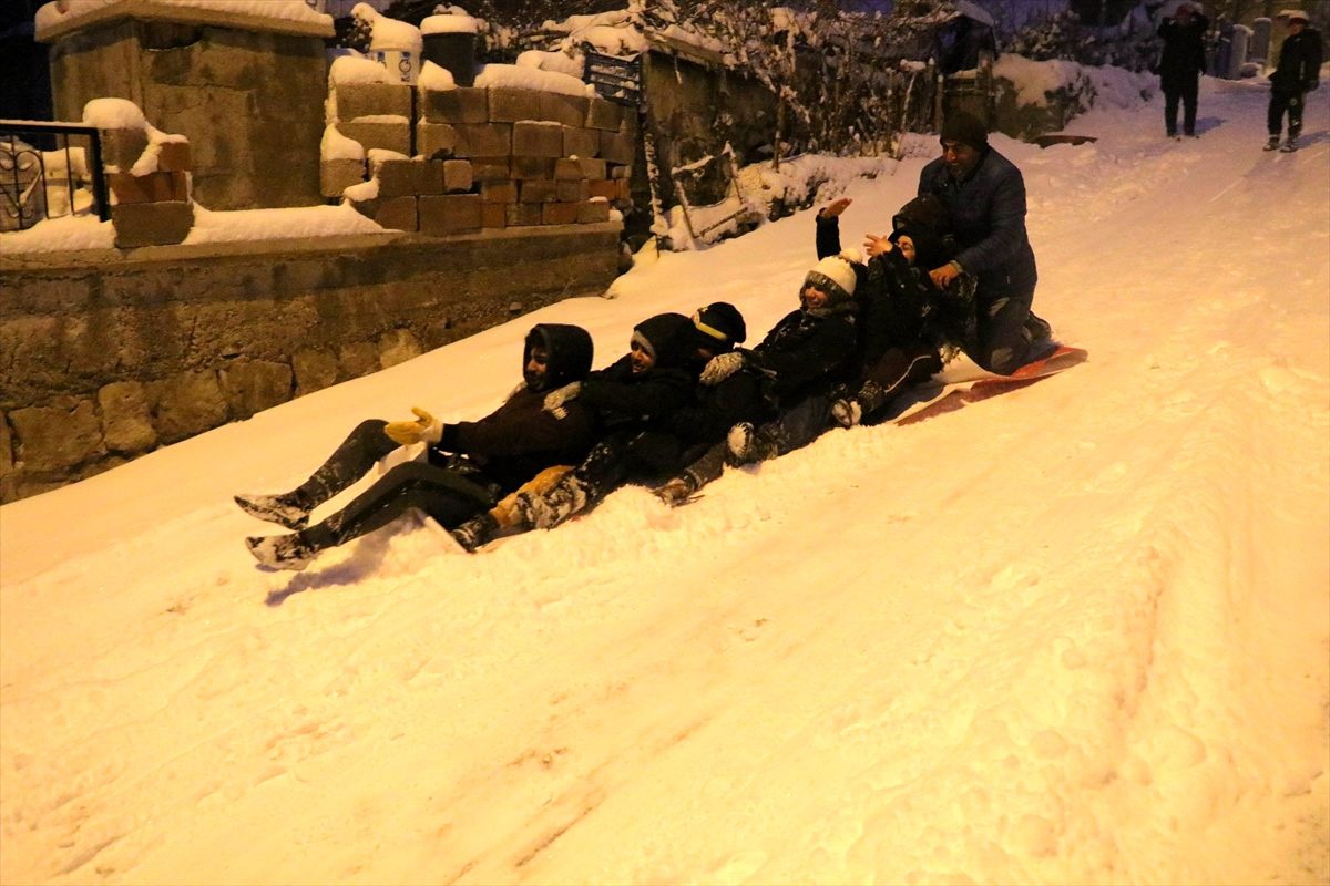 Yozgat\'ta vatandaşlar kızakla kayarak karın tadını çıkardı