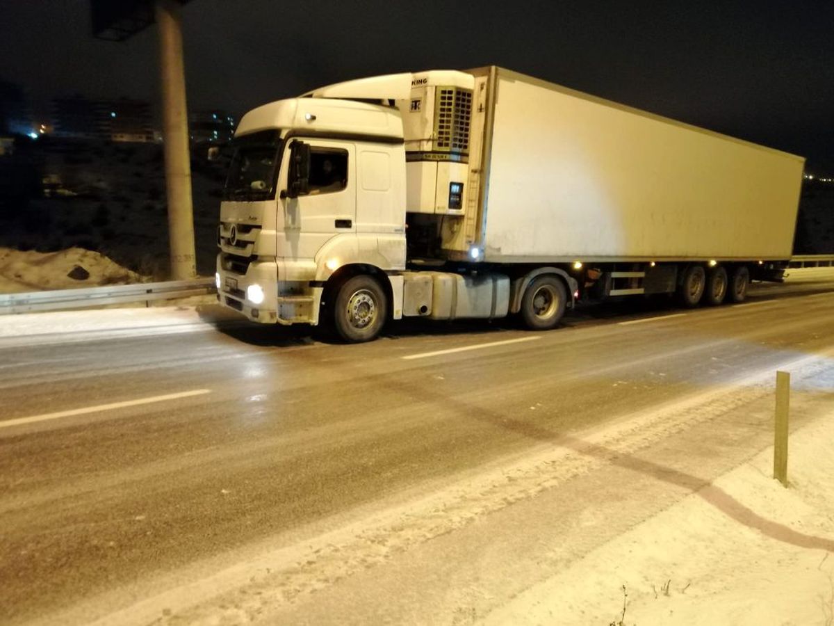 Yozgat\'ta yollar buz pistine döndü, sürücüler zor anlar yaşadı