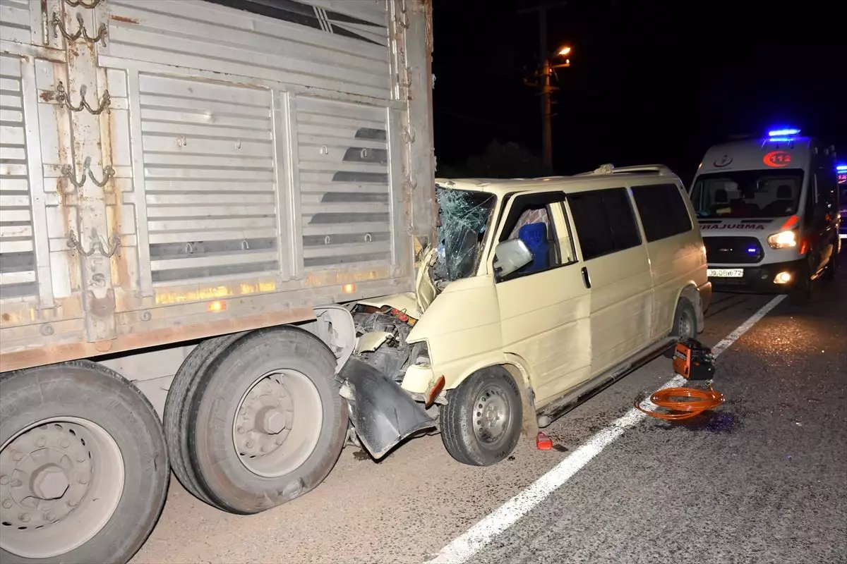 Aydın\'da minibüs sürücüsü önce otomobile, kaçarken de tıra çarptı