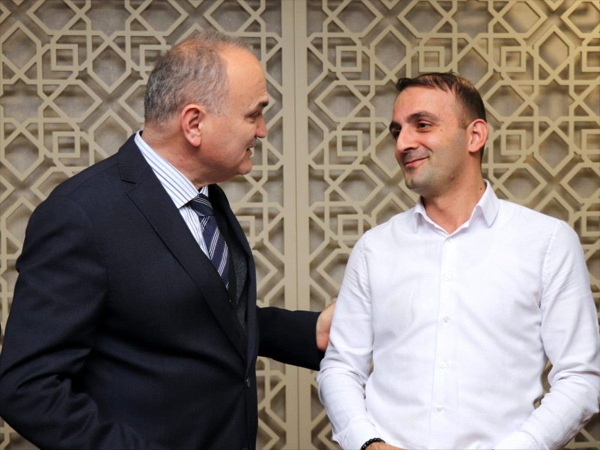 Başkan Özlü duyarlı otobüs şoförünü ödüllendirdi