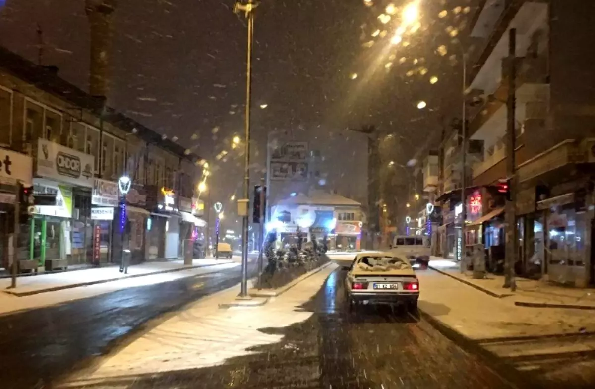 Belediye ekipleri yollarda buzlanma tehlikesine karşı tuzlama çalışması yaptı