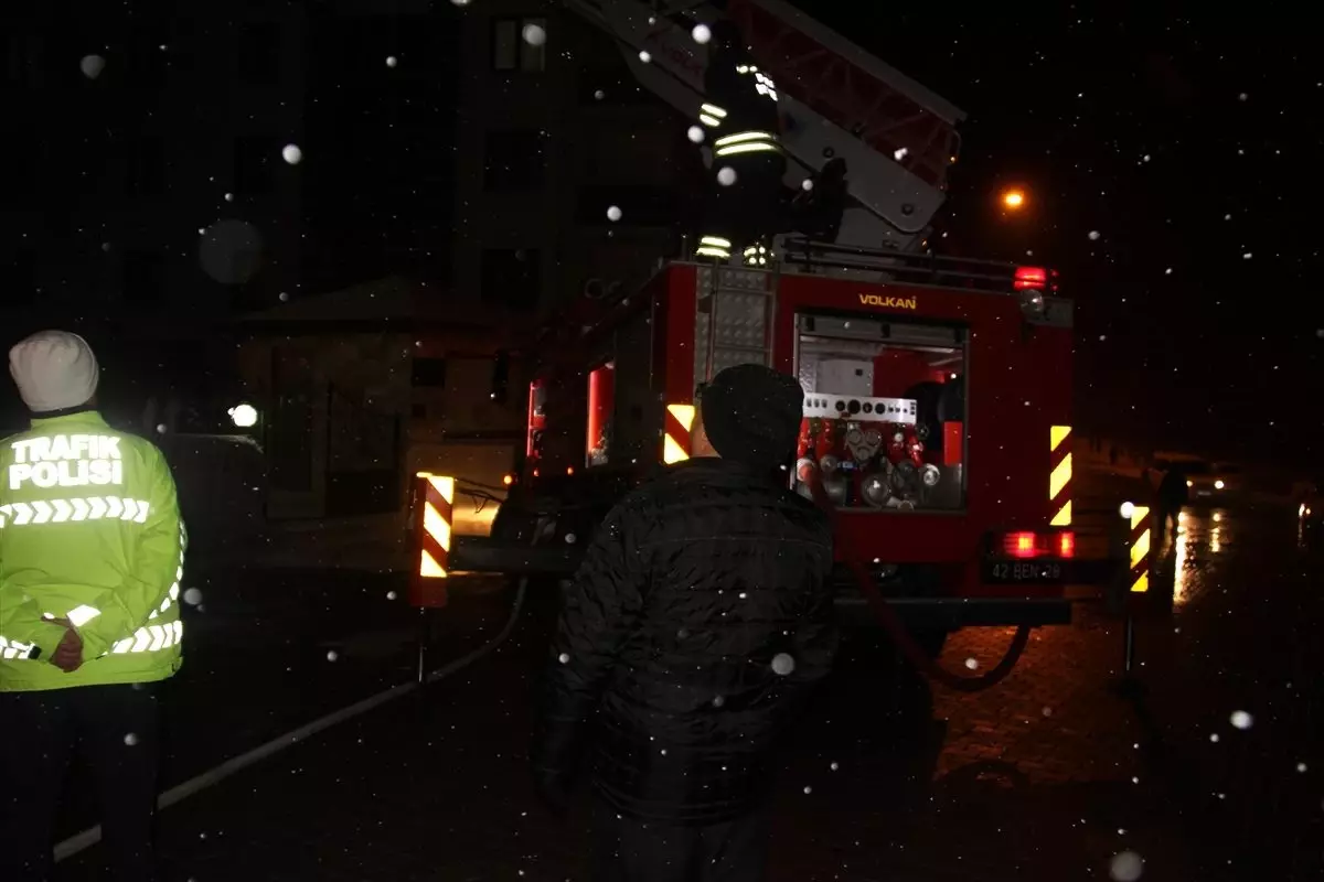 Beyşehir\'de 4 katlı binanın çatısında çıkan yangın söndürüldü