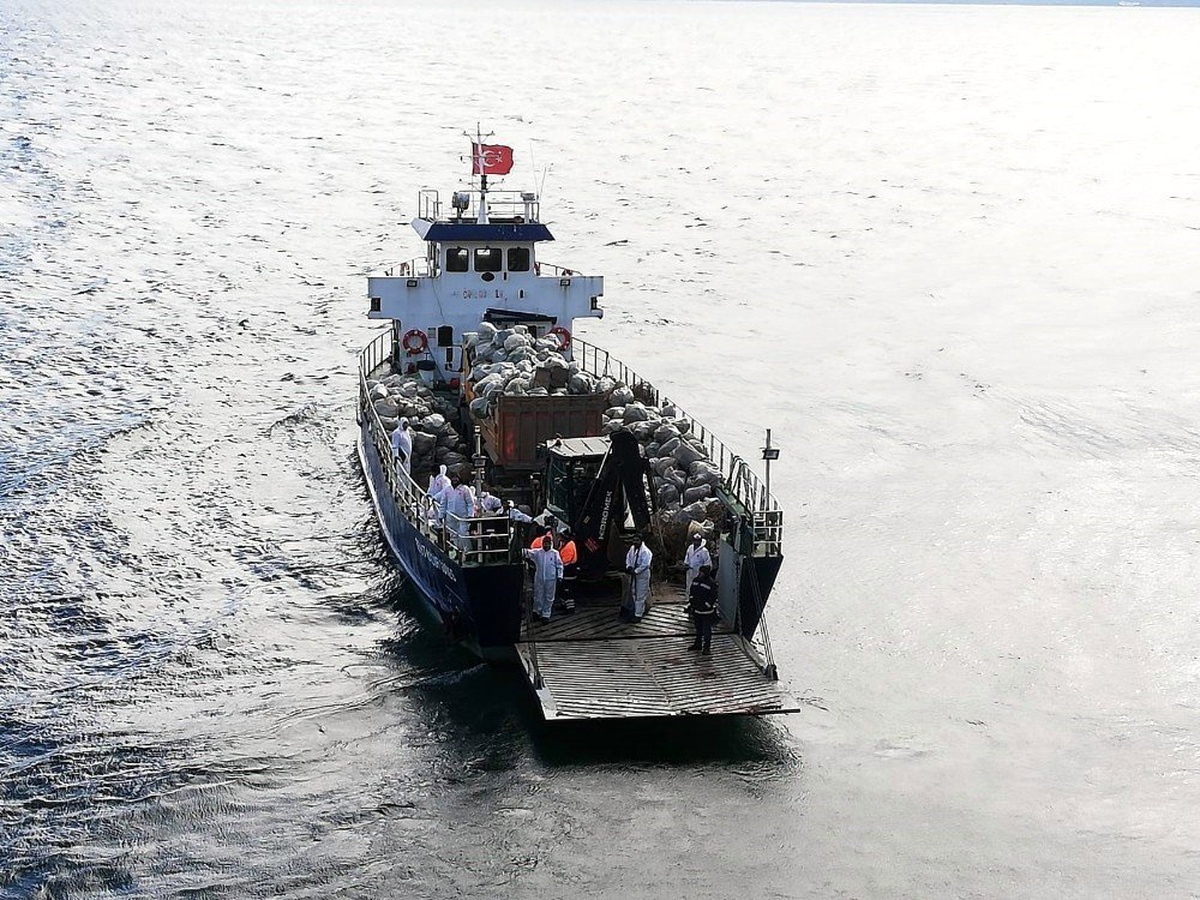 Büyükada\'da faytonlardan oluşan tonlarca çöp gemiye yüklenip İstanbul\'a taşındı