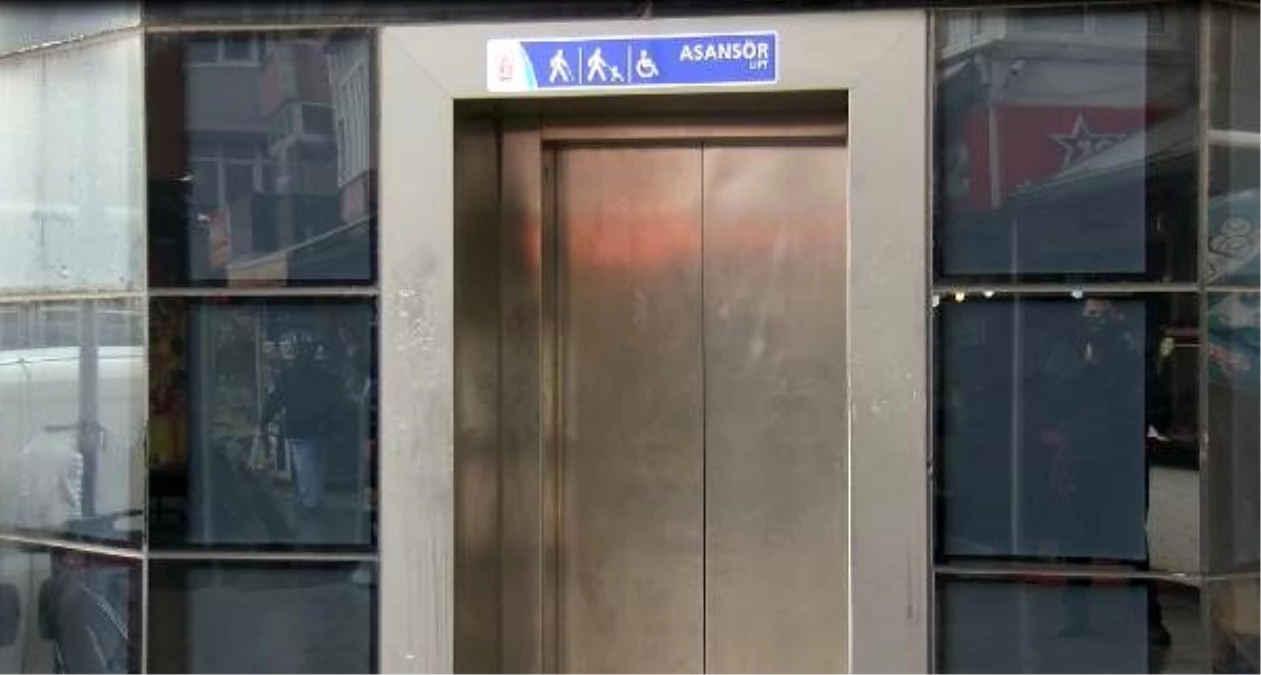 Cennet Mahallesi metrobüs durağındaki asansör yine bozuldu