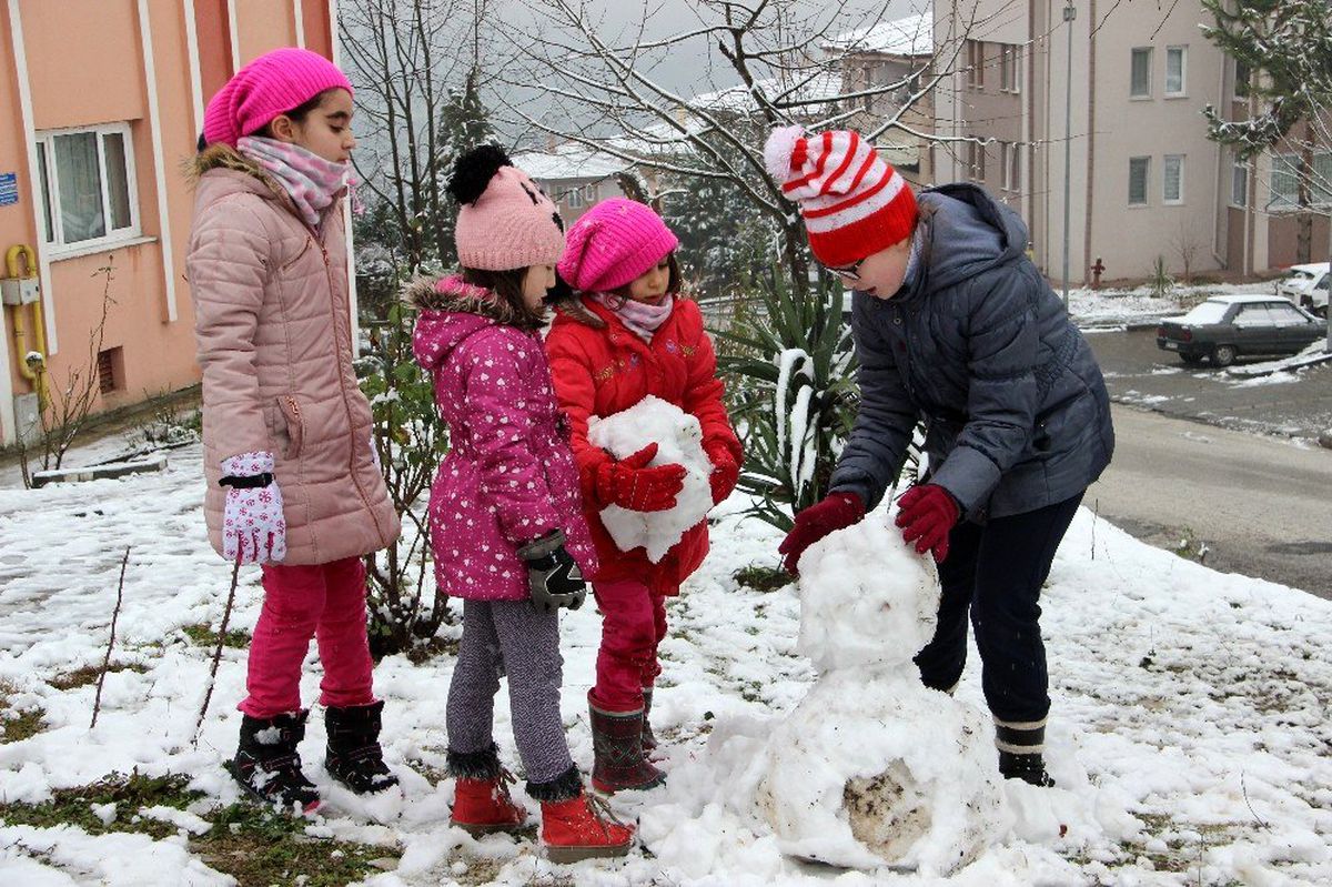 Çocukların uzun süredir beklediği kar yağdı