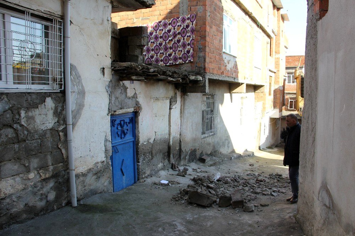 Duvar çöktü anne ve kızı altında kalarak ağır yaralandı