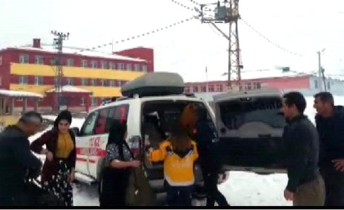 Ekipler, yolu kardan kapalı köydeki hamile kadın için seferber oldu