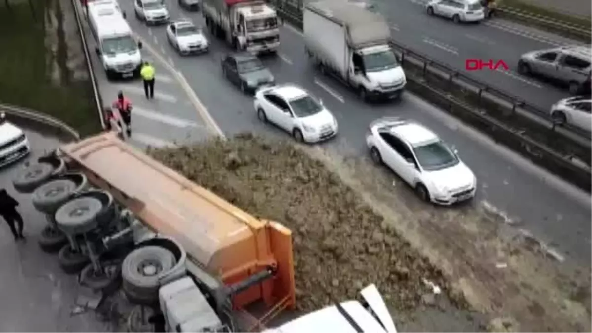 Esenyurt tem bağlantı yolu\'nda hafriyat tırı devrildi; uzun araç kuyrukları oluştu 2