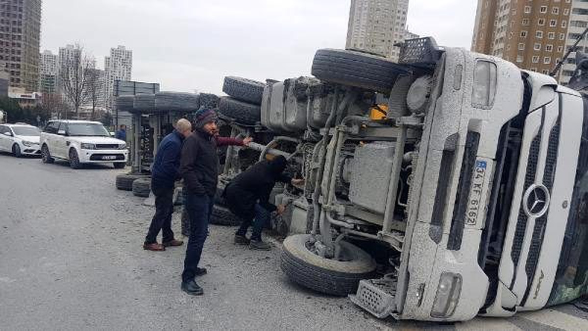 Esenyurt TEM Bağlantı Yolu\'nda hafriyat tırı devrildi; uzun araç kuyrukları oluştu (1)