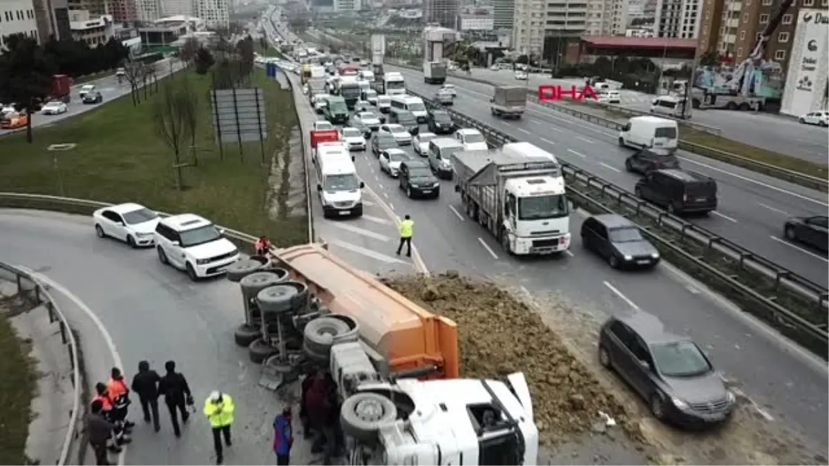 Esenyurt tem bağlantı yolu\'nda hafriyat tırı devrildi; uzun araç kuyrukları oluştu 3