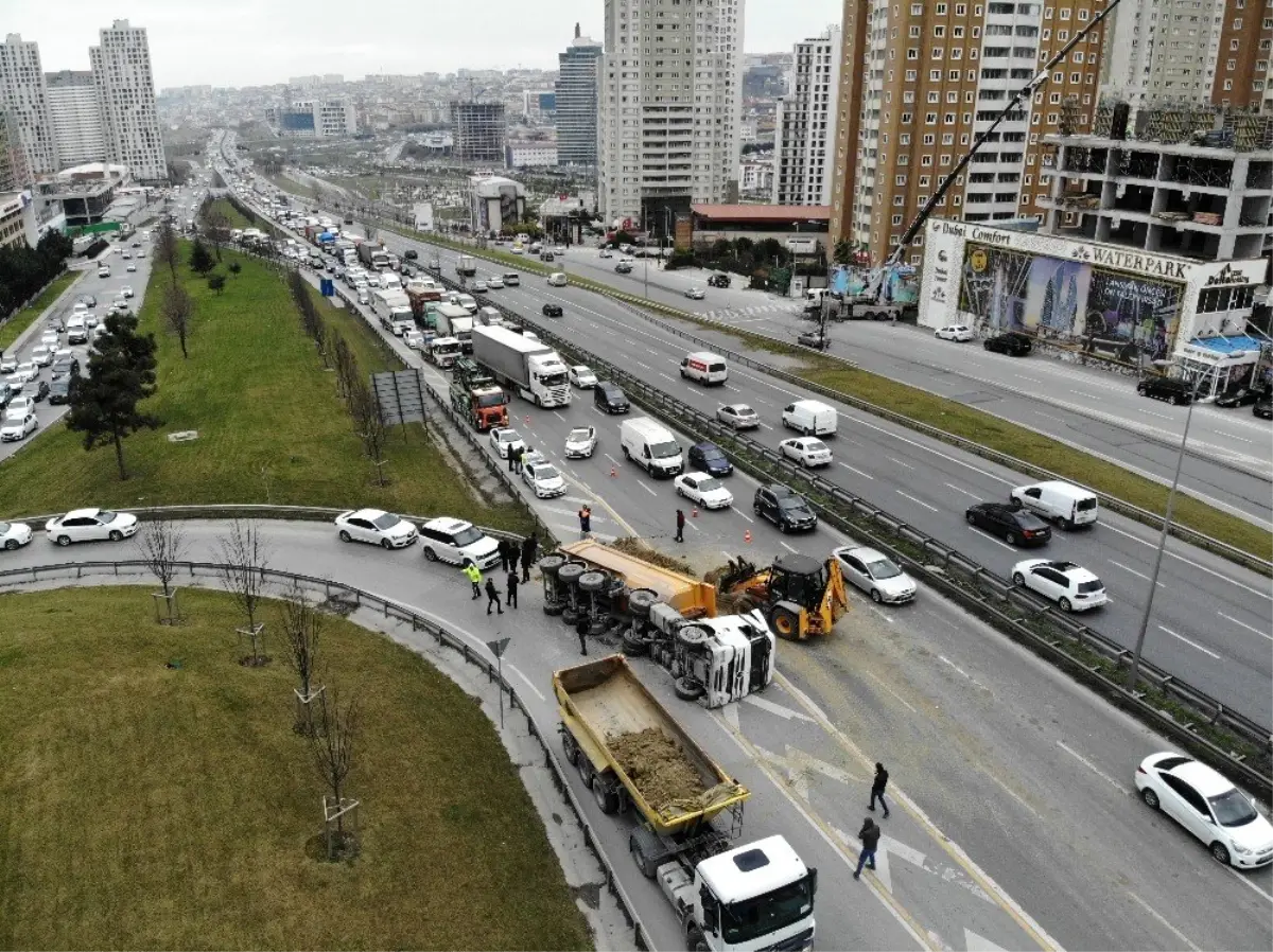 TEM otoyolunda hafriyat kamyonunun devrilmesi sonucu trafik yoğunluğu yaşandı