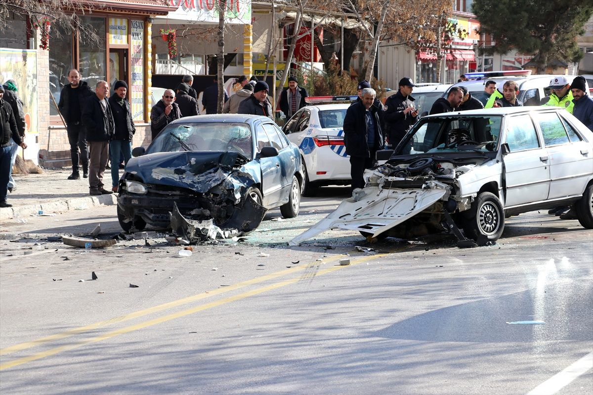 Isparta\'da 2 otomobil çarpıştı: 5 yaralı