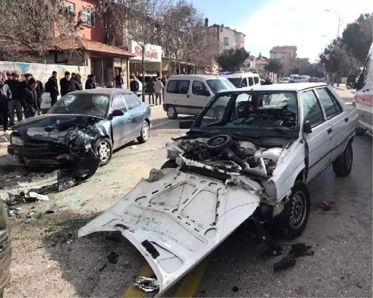 Isparta\'da iki otomobil kafa kafaya çarpıştı: 5 yaralı