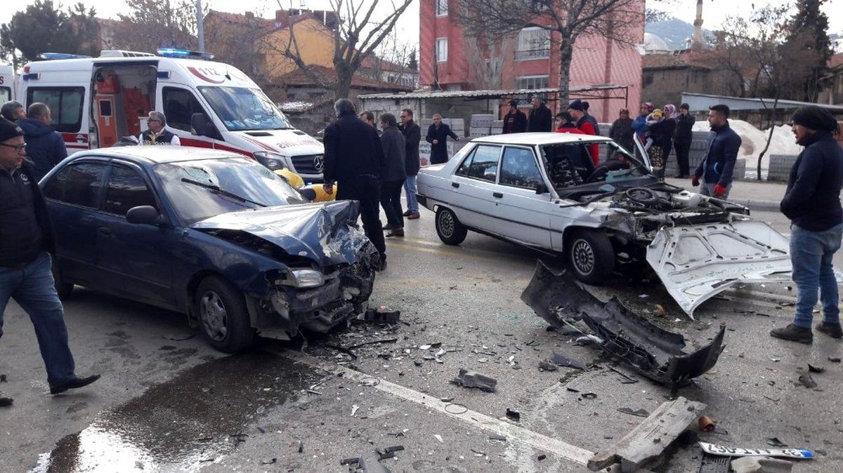 Isparta\'da otomobiller kafa kafaya çarpıştı: 5 yaralı