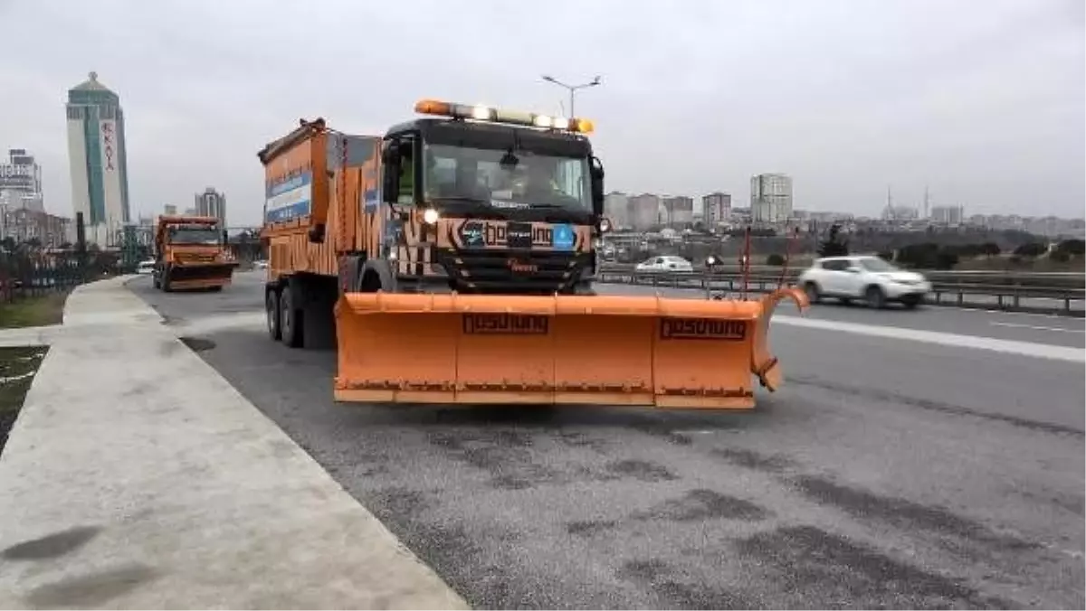 İstanbul\'da kar küreme araçları hazır bekliyor