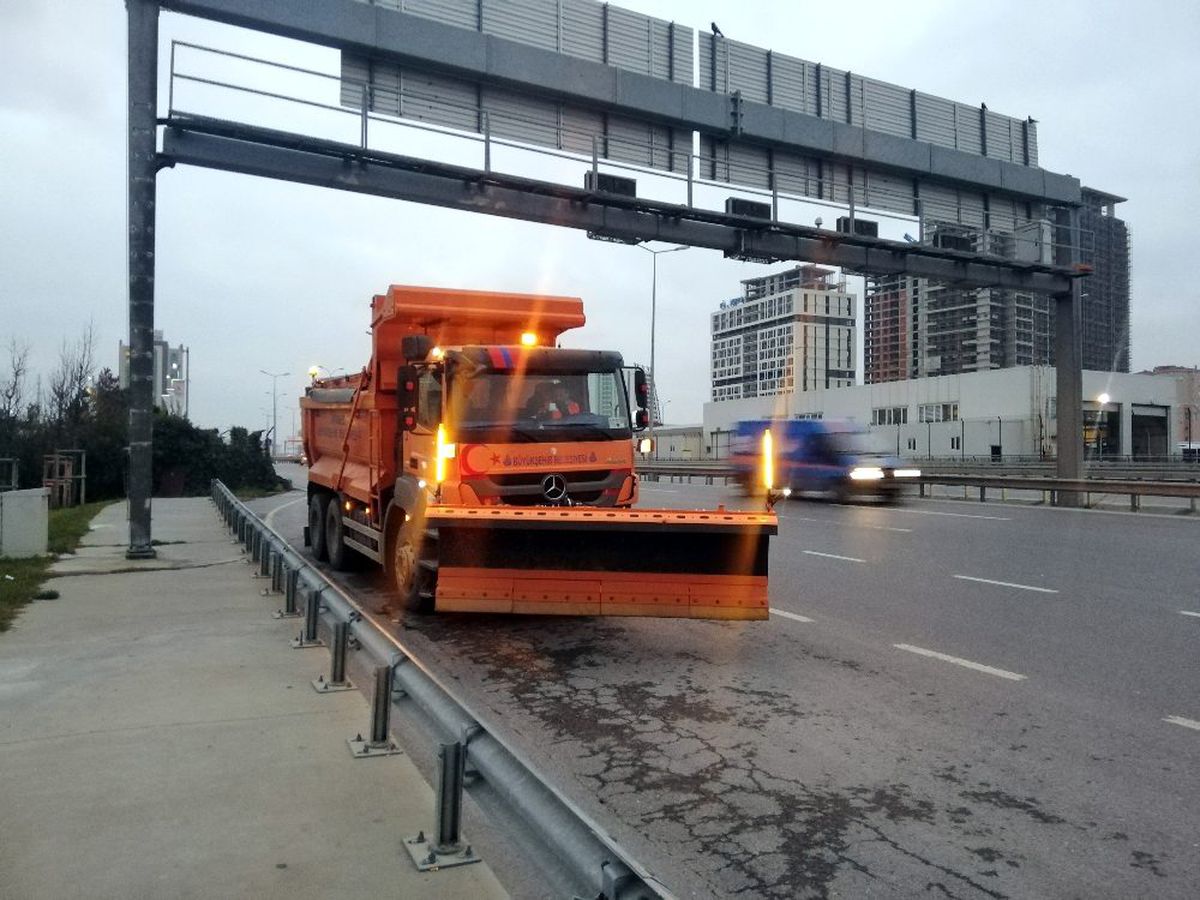 İstanbul\'da kar küreme araçları yollara çıktı