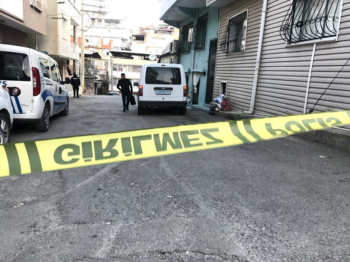 İzmir\'de eski eşi tarafından darbedilip tüfekle vurulan kadın öldü