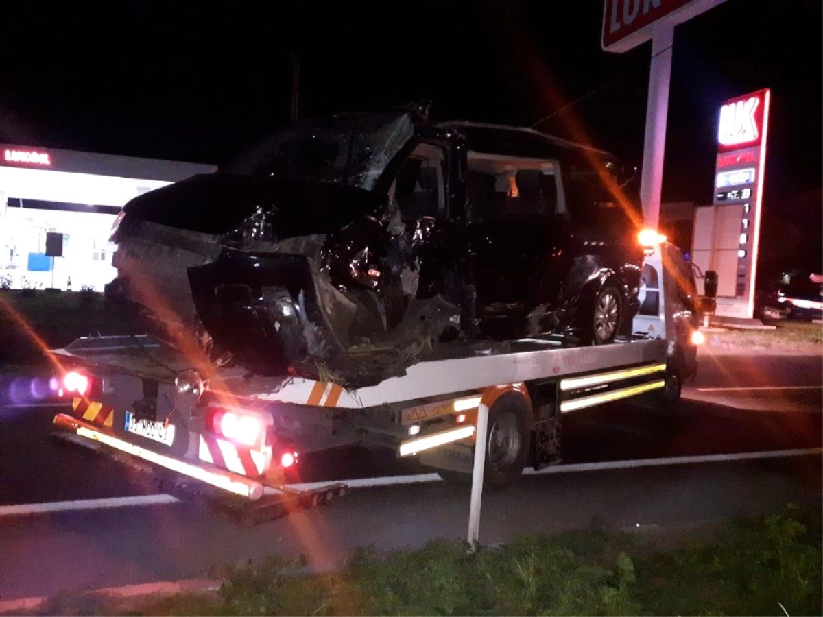 İzmir\'de tır ile minibüs çarpıştı: 1 ölü