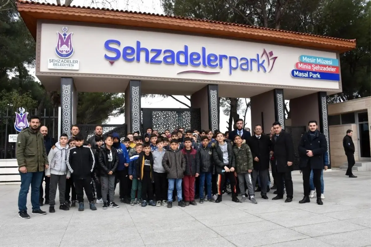 İzmirli öğrenciler Şehzadelerpark\'ta ağırlandı