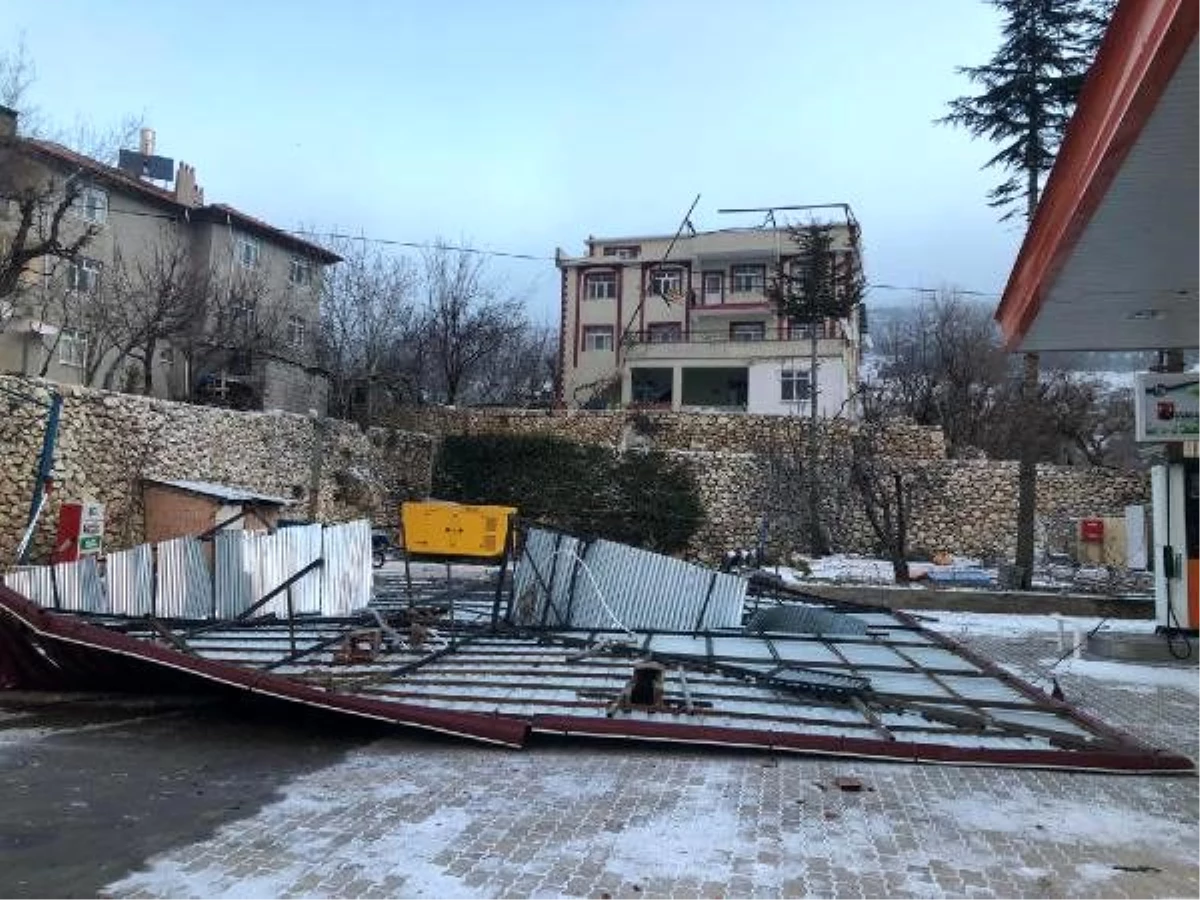 Karaman\'da şiddetli rüzgar çatıları uçurdu; 2 araç hasar gördü