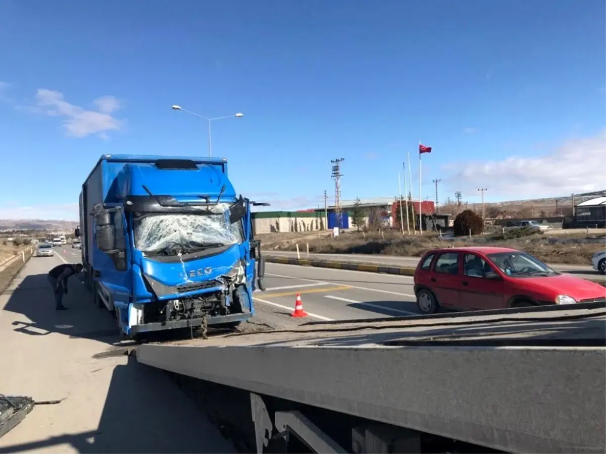 Kargo kamyonu ile tanker çarpıştı: 1 yaralı