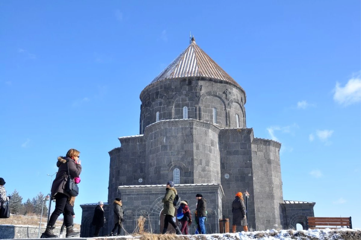 Kars\'a yerli ve yabancı turistlerden yoğun ilgi
