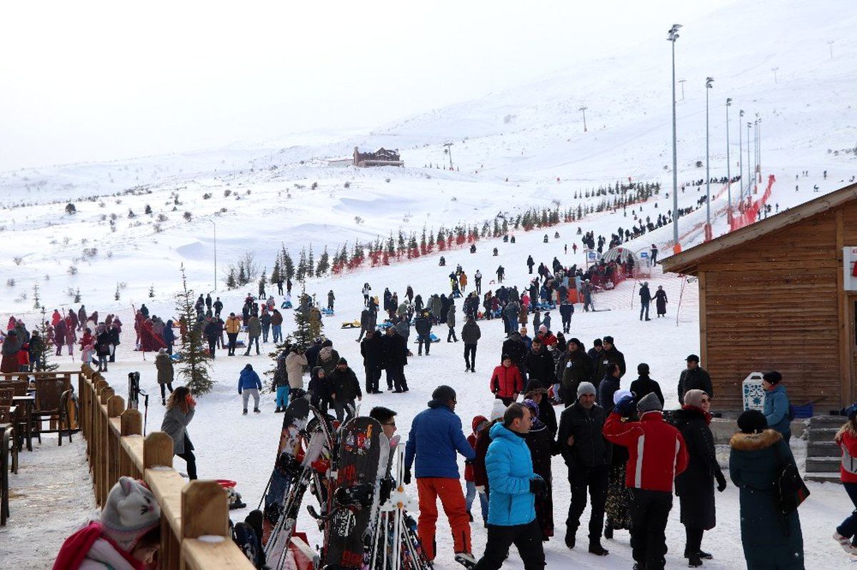 Kayak merkezinde kar kalınlığı 80 santimetreye ulaştı