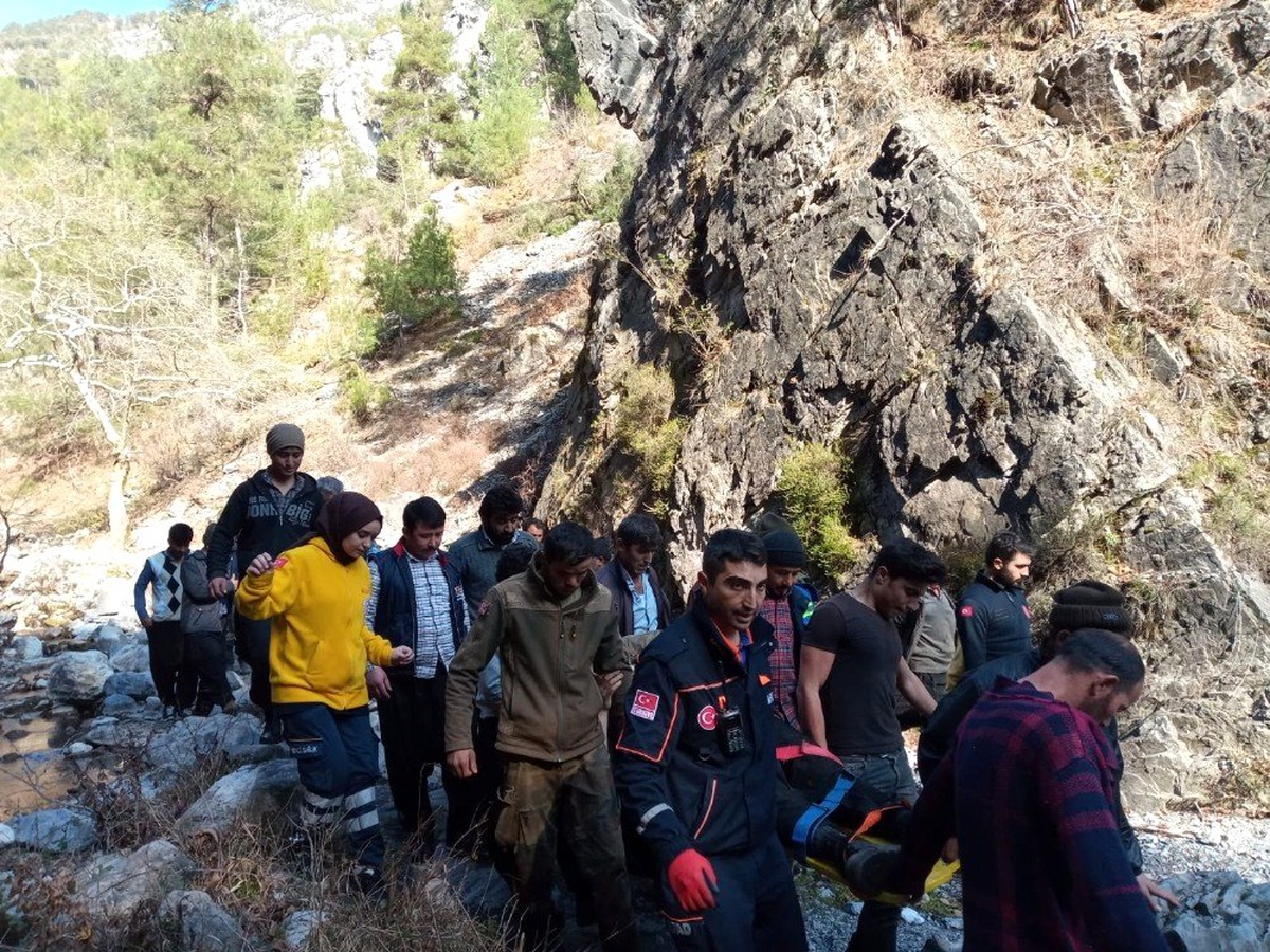 Kayalıklardan uçuruma düşen vatandaşı AFAD ekipleri kurtardı