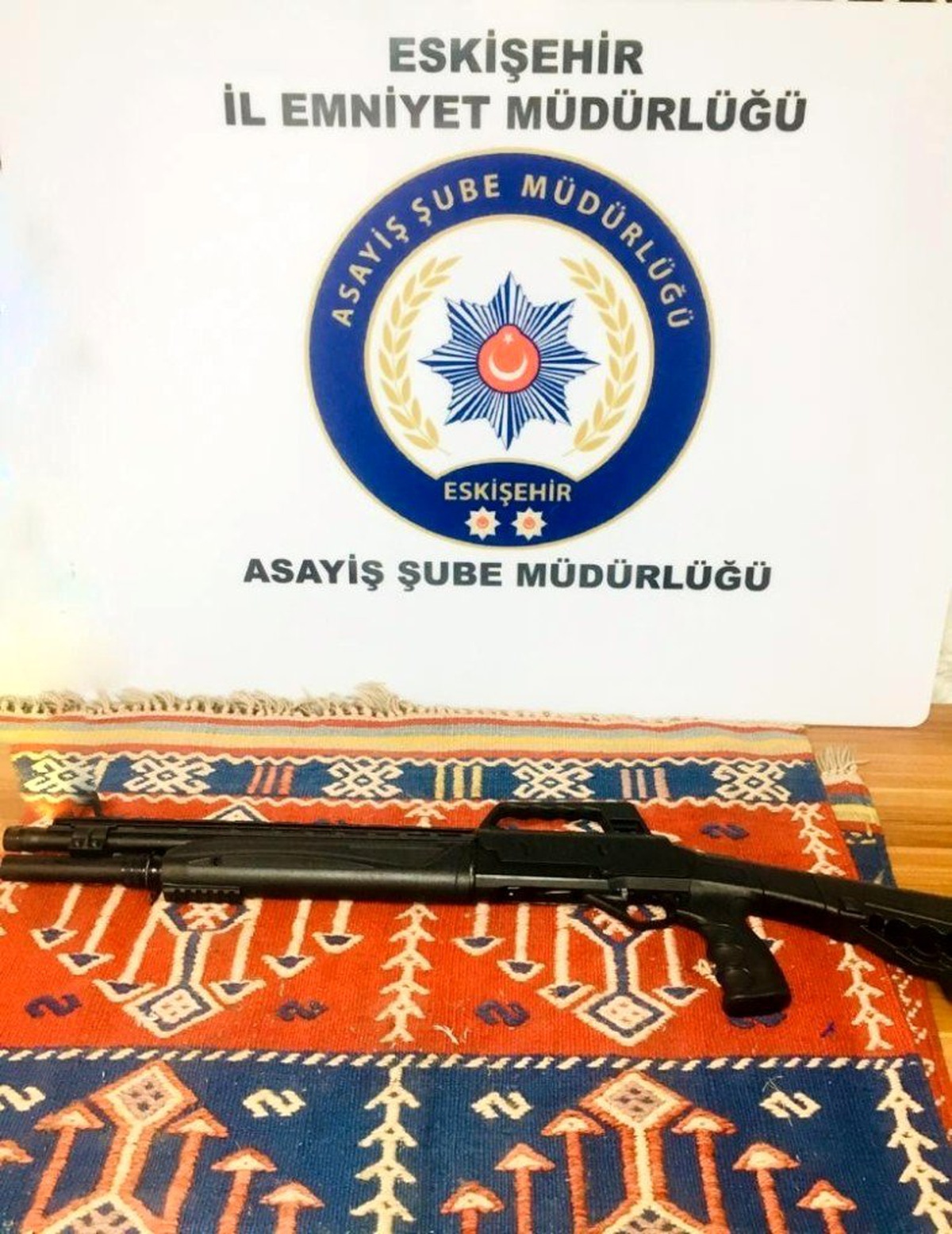 Kilime sarılı av tüfeği polisin gözünden kaçmadı