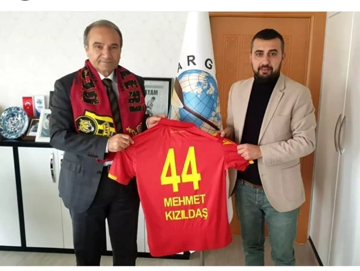 Malatyaspor Taraftarlar Derneği\'nden \'Karneni getir atkını al\' projesi